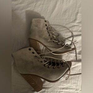 High heels of leather size 6 perfect for the fall